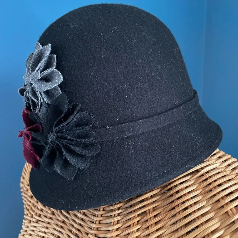 Scalia Pronto Wool Felt Cloche Hat Fabric Flower Decoration Black Burgundy EUC